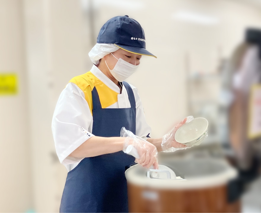 お茶碗に米を盛るK.M.さん