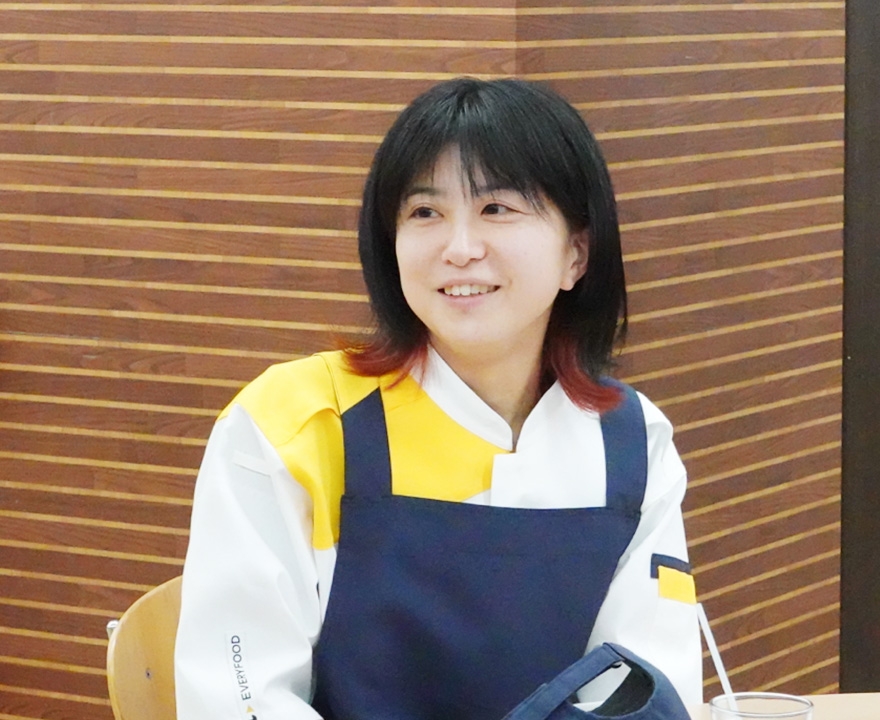 インタビューに答えるK.M.さんの様子