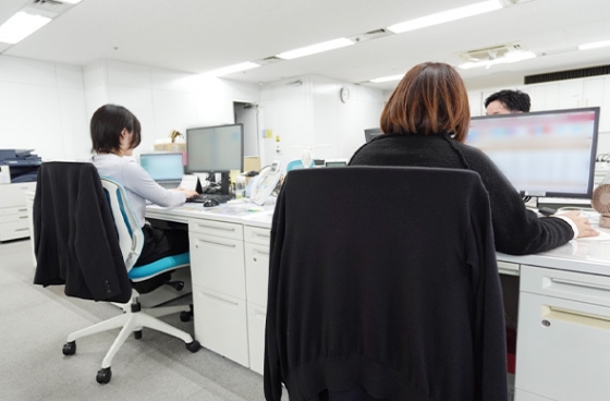 オフィスで事務作業をしている2人のスタッフ